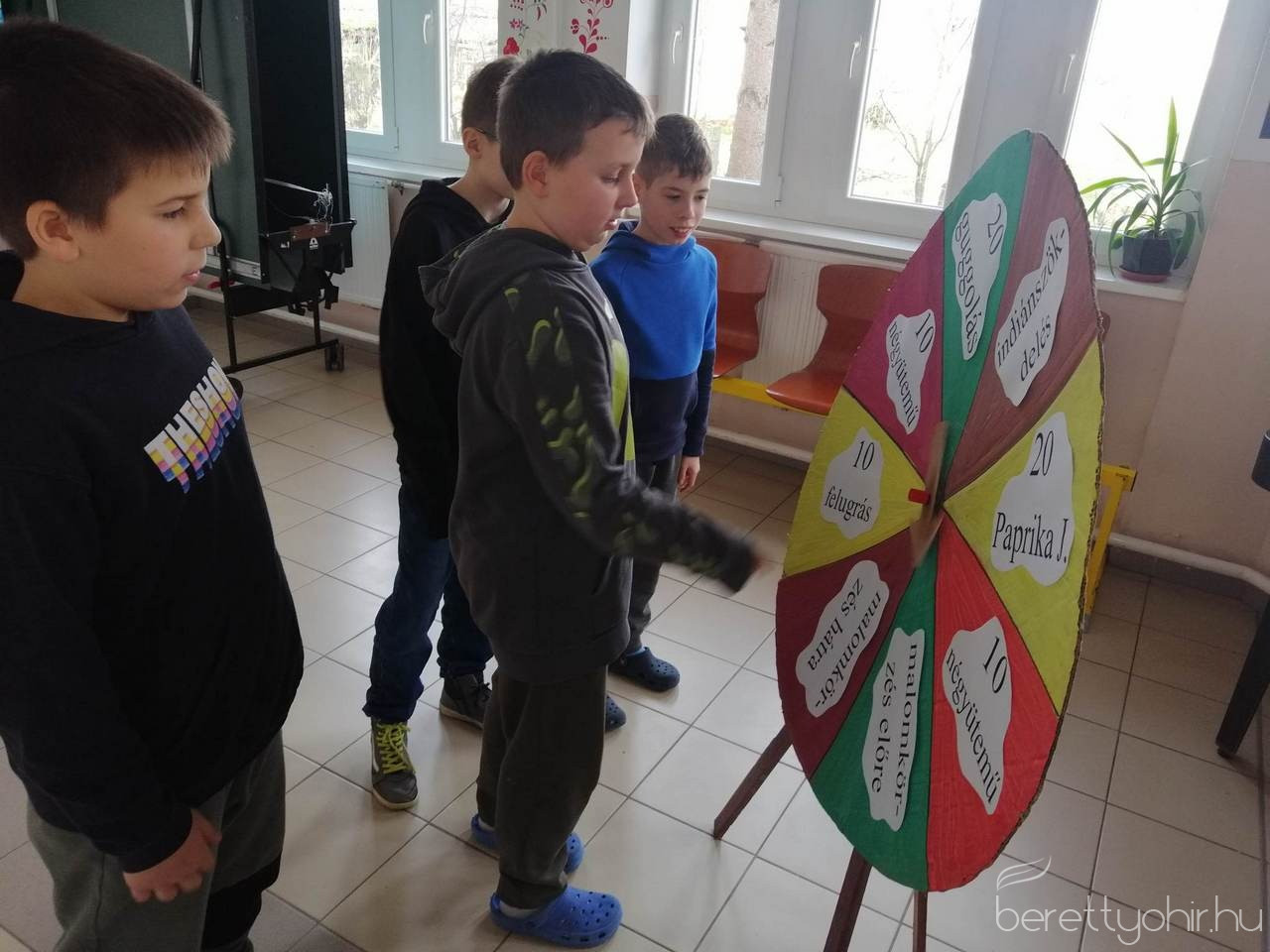 aktiv iskola hunyadi 02 1600 1000 100 wm right bottom 100 berettyohirlogowhitepng