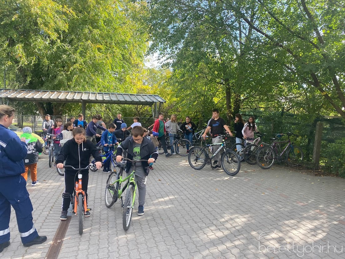 aktiv iskola hunyadi 12 1600 1000 100 wm right bottom 100 berettyohirlogowhitepng