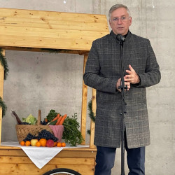 megnyilt az uj piaccsarnok09