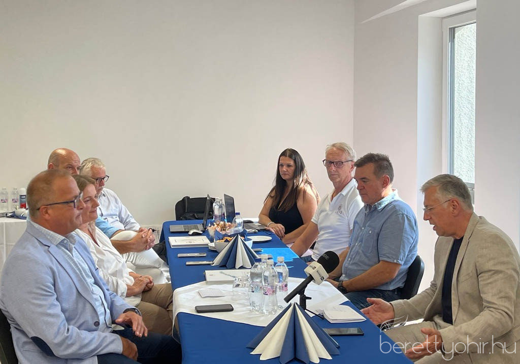 magyar furdoszovetseg elnoksegi ulese 05 1600 1000 100 wm right bottom 100 berettyohirlogowhitepng