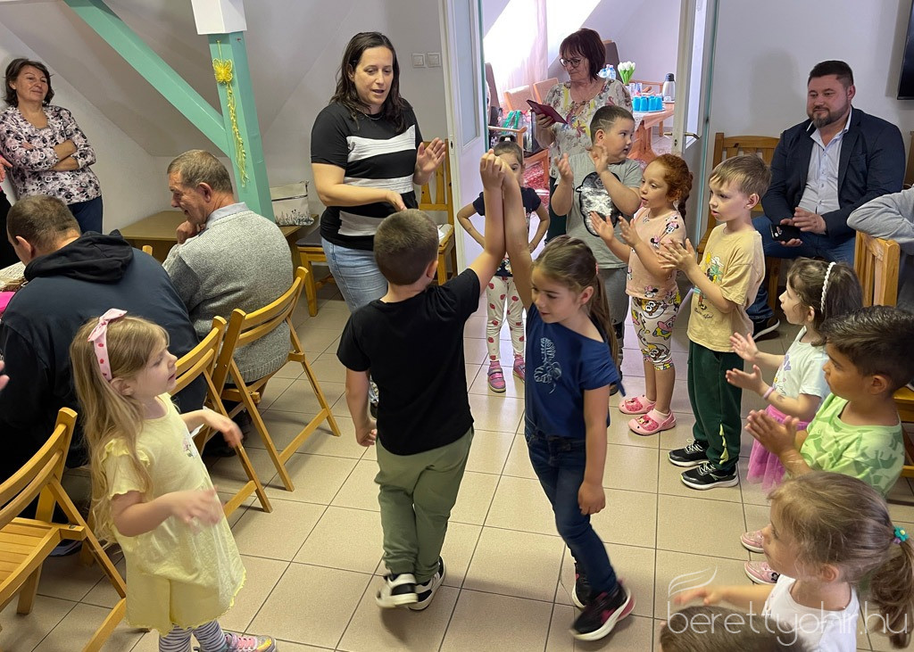 egeszsegnap az idosek otthonaban10 1600 1000 100 wm right bottom 100 berettyohirlogowhitepng