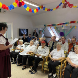 farsangi mulatsag az idosek otthonaban02