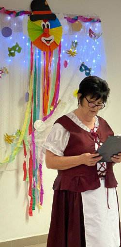 farsangi mulatsag az idosek otthonaban04