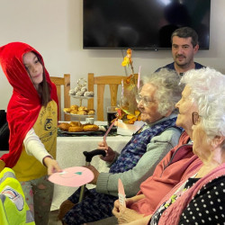 farsangi mulatsag az idosek otthonaban17