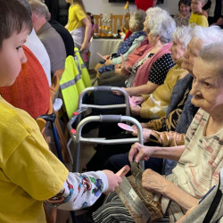 farsangi mulatsag az idosek otthonaban20