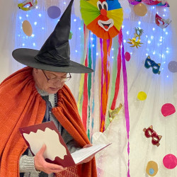 farsangi mulatsag az idosek otthonaban23