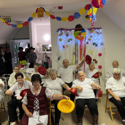 farsangi mulatsag az idosek otthonaban33