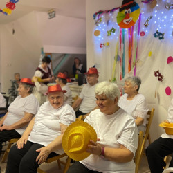 farsangi mulatsag az idosek otthonaban35