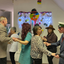 farsangi mulatsag az idosek otthonaban44