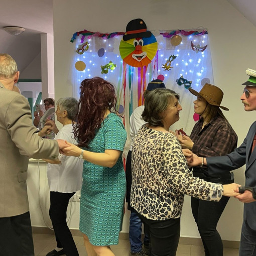 farsangi mulatsag az idosek otthonaban45