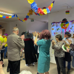 farsangi mulatsag az idosek otthonaban49