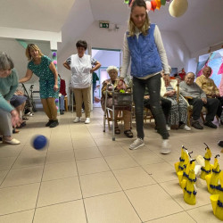 gyermeknap az idosek otthonaban