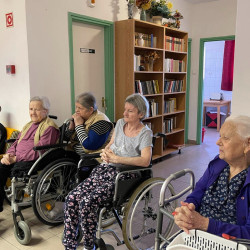 husvet az idosek otthonaban08