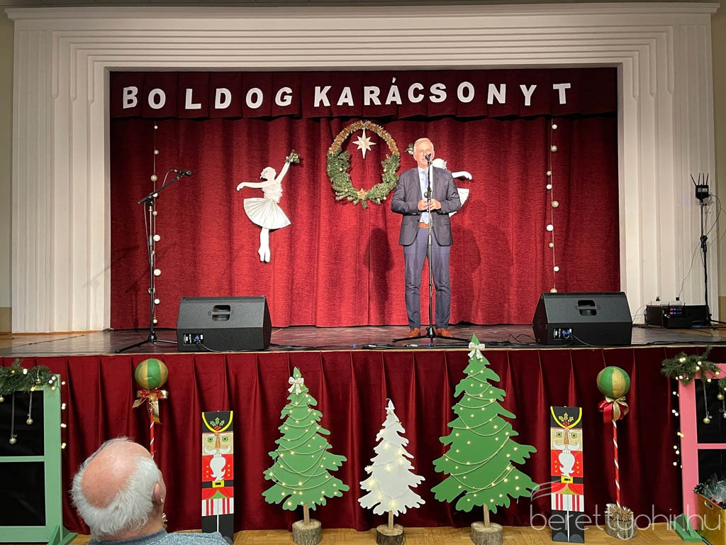 idosek karacsonyi unnepsege05 1600 1000 100 wm right bottom 100 berettyohirlogowhitepng