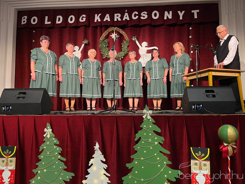 idosek karacsonyi unnepsege46 1600 1000 100 wm right bottom 100 berettyohirlogowhitepng