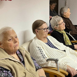 karacsony az idosek otthonaban08