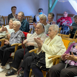 karacsony az idosek otthonaban22