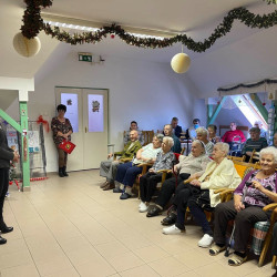 karacsony az idosek otthonaban23