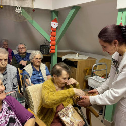 karacsony az idosek otthonaban30