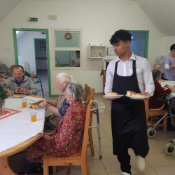 Középiskolások az idősek otthonában