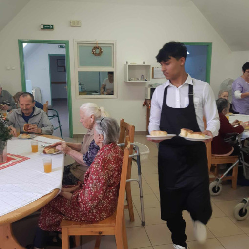 kozepiskolasok idosek otthonaban