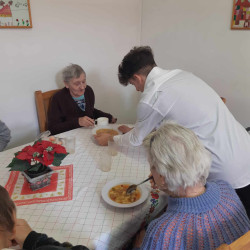 kozepiskolasok idosek otthonaban