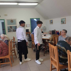 kozepiskolasok idosek otthonaban