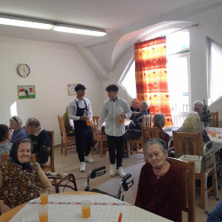 kozepiskolasok idosek otthonaban