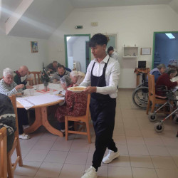 kozepiskolasok idosek otthonaban