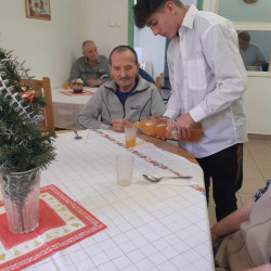 kozepiskolasok idosek otthonaban