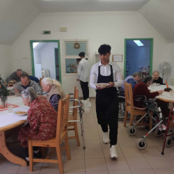 kozepiskolasok idosek otthonaban