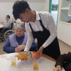 kozepiskolasok idosek otthonaban