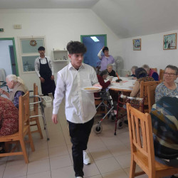 kozepiskolasok idosek otthonaban