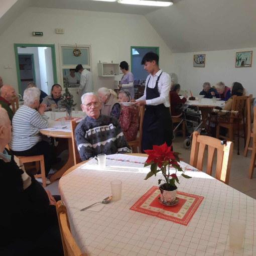 kozepiskolasok idosek otthonaban