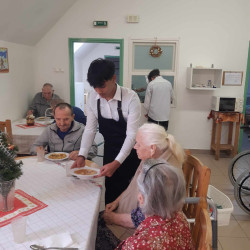 kozepiskolasok idosek otthonaban