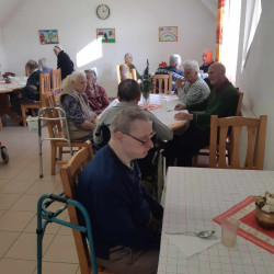 kozepiskolasok idosek otthonaban