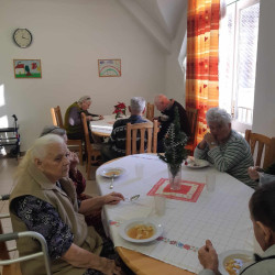 kozepiskolasok idosek otthonaban