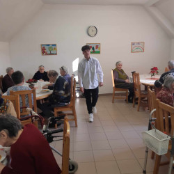 kozepiskolasok idosek otthonaban