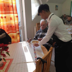 kozepiskolasok idosek otthonaban