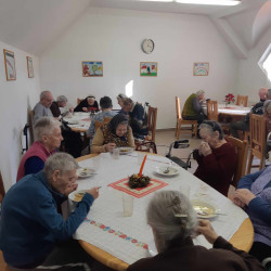 kozepiskolasok idosek otthonaban