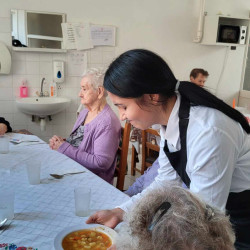 kozepiskolasok idosek otthonaban