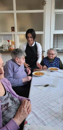 kozepiskolasok idosek otthonaban