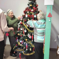 kozepiskolasok idosek otthonaban