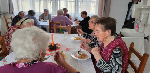 kozepiskolasok idosek otthonaban