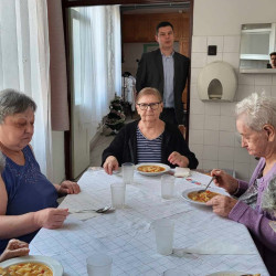 kozepiskolasok idosek otthonaban