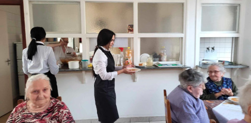 kozepiskolasok idosek otthonaban