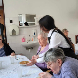 kozepiskolasok idosek otthonaban