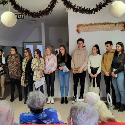 kozepiskolasok idosek otthonaban