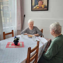 kozepiskolasok idosek otthonaban