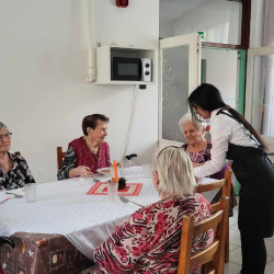 kozepiskolasok idosek otthonaban